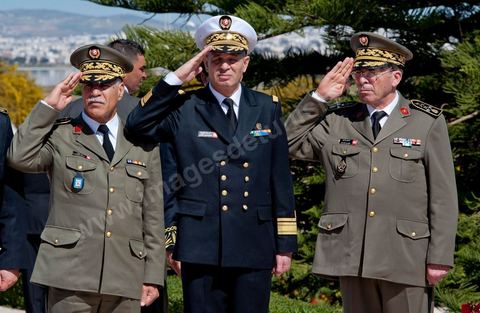 Generals of the Tunisian Army, including General Ammar, paid tribute to the martyrs. A ceremony was held on Saturday morning at the Séjoumi Martyrs’ Square to commemorate the events of April 9, 1938.Presided over by Mr. Foued Mebazaa, interim President of the Republic, this ceremony was an opportunity to pay tribute to all those who sacrificed themselves for the independence and sovereignty of the homeland.Mr. Foued Mebazaa saluted the flag to the strains of the national anthem and reviewed a detachment from the three branches of the armed forces that rendered him honors.He then laid a wreath at the foot of the martyrs’ memorial before reciting the Fatiha in their memory.The ceremony was attended by all members of the Provisional Government, including, foremost among them, the Prime Minister, the Mufti of the Republic, and several high-ranking officers of the National Army.

