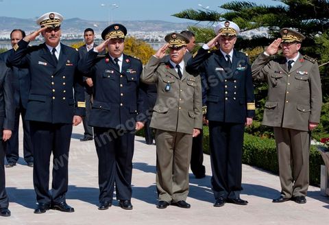 Generals of the Tunisian Army, including General Ammar, paid tribute to the martyrs. A ceremony was held on Saturday morning at the Séjoumi Martyrs’ Square to commemorate the events of April 9, 1938.Presided over by Mr. Foued Mebazaa, interim President of the Republic, this ceremony was an opportunity to pay tribute to all those who sacrificed themselves for the independence and sovereignty of the homeland.Mr. Foued Mebazaa saluted the flag to the strains of the national anthem and reviewed a detachment from the three branches of the armed forces that rendered him honors.He then laid a wreath at the foot of the martyrs’ memorial before reciting the Fatiha in their memory.The ceremony was attended by all members of the Provisional Government, including, foremost among them, the Prime Minister, the Mufti of the Republic, and several high-ranking officers of the National Army.

