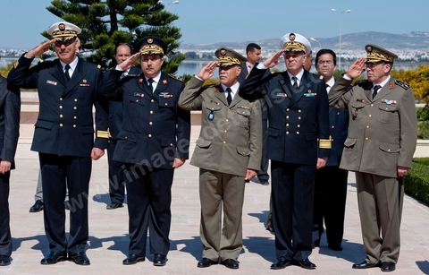 Generals of the Tunisian Army, including General Ammar, paid tribute to the martyrs. A ceremony was held on Saturday morning at the Séjoumi Martyrs’ Square to commemorate the events of April 9, 1938.Presided over by Mr. Foued Mebazaa, interim President of the Republic, this ceremony was an opportunity to pay tribute to all those who sacrificed themselves for the independence and sovereignty of the homeland.Mr. Foued Mebazaa saluted the flag to the strains of the national anthem and reviewed a detachment from the three branches of the armed forces that rendered him honors.He then laid a wreath at the foot of the martyrs’ memorial before reciting the Fatiha in their memory.The ceremony was attended by all members of the Provisional Government, including, foremost among them, the Prime Minister, the Mufti of the Republic, and several high-ranking officers of the National Army.

