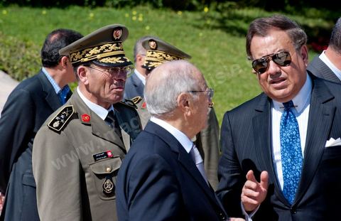 A ceremony was held on Saturday morning at the Séjoumi Martyrs’ Square to commemorate the events of April 9, 1938.Presided over by Mr. Foued Mebazaa, Acting President of the Republic, this ceremony served as an opportunity to pay tribute to all those who sacrificed themselves for the independence and sovereignty of the homeland.Mr. Foued Mebazaa saluted the flag as the national anthem played and reviewed a detachment from the three branches of the armed forces that rendered him honors.He then laid a wreath at the foot of the Martyrs’ Memorial before reciting the Fatiha in their memory.The ceremony was attended by all members of the Provisional Government, including, first and foremost, the Prime Minister, the Mufti of the Republic, and several high-ranking officers of the National Army.

