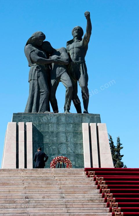 A ceremony was held on Saturday morning at the Séjoumi Martyrs’ Square to commemorate the events of April 9, 1938.Presided over by Mr. Foued Mebazaa, Acting President of the Republic, this ceremony served as an opportunity to pay tribute to all those who sacrificed themselves for the independence and sovereignty of the homeland.Mr. Foued Mebazaa saluted the flag as the national anthem played and reviewed a detachment from the three branches of the armed forces that rendered him honors.He then laid a wreath at the foot of the Martyrs’ Memorial before reciting the Fatiha in their memory.The ceremony was attended by all members of the Provisional Government, including, first and foremost, the Prime Minister, the Mufti of the Republic, and several high-ranking officers of the National Army.

