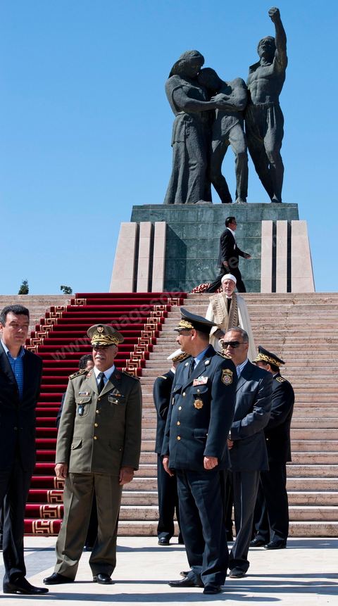A ceremony was held on Saturday morning at the Séjoumi Martyrs’ Square to commemorate the events of April 9, 1938.Presided over by Mr. Foued Mebazaa, Acting President of the Republic, this ceremony served as an opportunity to pay tribute to all those who sacrificed themselves for the independence and sovereignty of the homeland.Mr. Foued Mebazaa saluted the flag as the national anthem played and reviewed a detachment from the three branches of the armed forces that rendered him honors.He then laid a wreath at the foot of the Martyrs’ Memorial before reciting the Fatiha in their memory.The ceremony was attended by all members of the Provisional Government, including, first and foremost, the Prime Minister, the Mufti of the Republic, and several high-ranking officers of the National Army.

