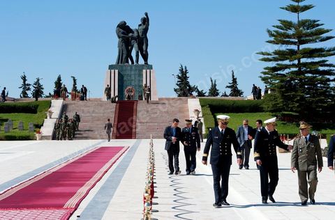 A ceremony was held on Saturday morning at the Séjoumi Martyrs’ Square to commemorate the events of April 9, 1938.Presided over by Mr. Foued Mebazaa, Acting President of the Republic, this ceremony served as an opportunity to pay tribute to all those who sacrificed themselves for the independence and sovereignty of the homeland.Mr. Foued Mebazaa saluted the flag as the national anthem played and reviewed a detachment from the three branches of the armed forces that rendered him honors.He then laid a wreath at the foot of the Martyrs’ Memorial before reciting the Fatiha in their memory.The ceremony was attended by all members of the Provisional Government, including, first and foremost, the Prime Minister, the Mufti of the Republic, and several high-ranking officers of the National Army.

