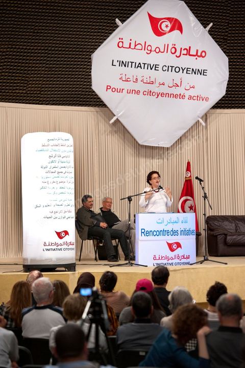10 avril : au palais des Congrès ce dimanche a été l'occasion d'une grande rencontre débat des memebres d'associations de la société civile au nom de l'initiative citoyenne pour une citoyenneté active. Une grande pétition a été lancée pour une initiative citoyenne : " La révolution pour la dignité et la liberté a affirmé la volonté de notre peuple d’exercer pleinement sa souveraineté, par l’édification d’un régime républicain et démocratique, enrupture avec la dictature et la corruption, et mettant fin à la déliquescence des institutions.Considérant que l’aspiration de notre peuple est d’édifier une société civile consacrant la culture de la citoyenneté et de la liberté, nous pensons que la conception d’une nouvelle Constitution nécessite un consensus national, dont les principes doivent s’inspirer de l’héritage de notre civilisation, des valeurs de la modernité et des acquis de notre peuple".  