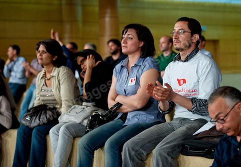 10 avril : La jeunesse participe pour la première fois à des meetings politiques et associatives, ils découvrent la politique et la liberté d'expression sur les grands thèmes d ela Société civile. Au palais des Congrès ce dimanche a été l'occasion d'une grande rencontre débat des memebres d'associations de la société civile au nom de l'initiative citoyenne pour une citoyenneté active. Une grande pétition a été lancée pour une initiative citoyenne : " La révolution pour la dignité et la liberté a affirmé la volonté de notre peuple d’exercer pleinement sa souveraineté, par l’édification d’un régime républicain et démocratique, enrupture avec la dictature et la corruption, et mettant fin à la déliquescence des institutions.Considérant que l’aspiration de notre peuple est d’édifier une société civile consacrant la culture de la citoyenneté et de la liberté, nous pensons que la conception d’une nouvelle Constitution nécessite un consensus national, dont les principes doivent s’inspirer de l’héritage de notre civilisation, des valeurs de la modernité et des acquis de notre peuple".  