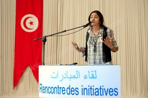 10 avril : Aya Khiari, jeune étudiante en droit de 22 ans et très active dans les associations pour la défense des droits de la femme, prend la parole au meeting pour soutenir et défendre l'établissement de la parité pour l'élection constituante du 24 juillet. Au palais des Congrès ce dimanche a été l'occasion d'une grande rencontre débat des memebres d'associations de la société civile au nom de l'initiative citoyenne pour une citoyenneté active. Une grande pétition a été lancée pour une initiative citoyenne : " La révolution pour la dignité et la liberté a affirmé la volonté de notre peuple d’exercer pleinement sa souveraineté, par l’édification d’un régime républicain et démocratique, enrupture avec la dictature et la corruption, et mettant fin à la déliquescence des institutions.Considérant que l’aspiration de notre peuple est d’édifier une société civile consacrant la culture de la citoyenneté et de la liberté, nous pensons que la conception d’une nouvelle Constitution nécessite un consensus national, dont les principes doivent s’inspirer de l’héritage de notre civilisation, des valeurs de la modernité et des acquis de notre peuple".  