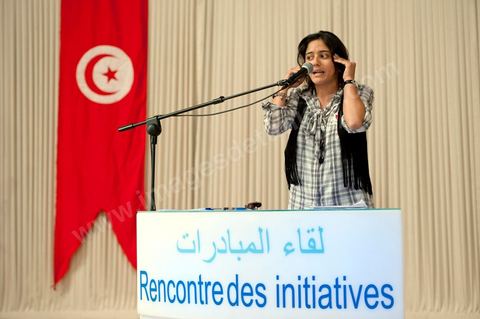 10 avril : Aya Khiari, jeune étudiante en droit de 22 ans et très active dans les associations pour la défense des droits de la femme, prend la parole au meeting pour soutenir et défendre l'établissement de la parité pour l'élection constituante du 24 juillet. Au palais des Congrès ce dimanche a été l'occasion d'une grande rencontre débat des memebres d'associations de la société civile au nom de l'initiative citoyenne pour une citoyenneté active. Une grande pétition a été lancée pour une initiative citoyenne : " La révolution pour la dignité et la liberté a affirmé la volonté de notre peuple d’exercer pleinement sa souveraineté, par l’édification d’un régime républicain et démocratique, enrupture avec la dictature et la corruption, et mettant fin à la déliquescence des institutions.Considérant que l’aspiration de notre peuple est d’édifier une société civile consacrant la culture de la citoyenneté et de la liberté, nous pensons que la conception d’une nouvelle Constitution nécessite un consensus national, dont les principes doivent s’inspirer de l’héritage de notre civilisation, des valeurs de la modernité et des acquis de notre peuple".  