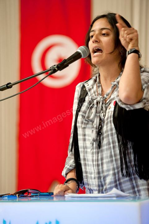 10 avril : Aya Khiari, jeune étudiante en droit de 22 ans et très active dans les associations pour la défense des droits de la femme, prend la parole au meeting pour soutenir et défendre l'établissement de la parité pour l'élection constituante du 24 juillet. Au palais des Congrès ce dimanche a été l'occasion d'une grande rencontre débat des memebres d'associations de la société civile au nom de l'initiative citoyenne pour une citoyenneté active. Une grande pétition a été lancée pour une initiative citoyenne : " La révolution pour la dignité et la liberté a affirmé la volonté de notre peuple d’exercer pleinement sa souveraineté, par l’édification d’un régime républicain et démocratique, enrupture avec la dictature et la corruption, et mettant fin à la déliquescence des institutions.Considérant que l’aspiration de notre peuple est d’édifier une société civile consacrant la culture de la citoyenneté et de la liberté, nous pensons que la conception d’une nouvelle Constitution nécessite un consensus national, dont les principes doivent s’inspirer de l’héritage de notre civilisation, des valeurs de la modernité et des acquis de notre peuple".  