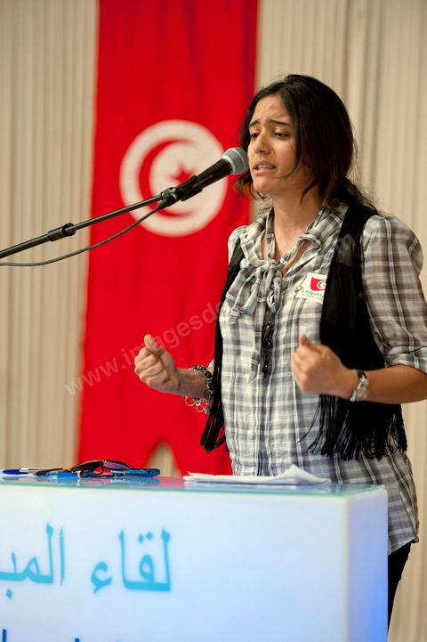 10 avril : Aya Khiari, jeune étudiante en droit de 22 ans et très active dans les associations pour la défense des droits de la femme, prend la parole au meeting pour soutenir et défendre l'établissement de la parité pour l'élection constituante du 24 juillet. Au palais des Congrès ce dimanche a été l'occasion d'une grande rencontre débat des memebres d'associations de la société civile au nom de l'initiative citoyenne pour une citoyenneté active. Une grande pétition a été lancée pour une initiative citoyenne : " La révolution pour la dignité et la liberté a affirmé la volonté de notre peuple d’exercer pleinement sa souveraineté, par l’édification d’un régime républicain et démocratique, enrupture avec la dictature et la corruption, et mettant fin à la déliquescence des institutions.Considérant que l’aspiration de notre peuple est d’édifier une société civile consacrant la culture de la citoyenneté et de la liberté, nous pensons que la conception d’une nouvelle Constitution nécessite un consensus national, dont les principes doivent s’inspirer de l’héritage de notre civilisation, des valeurs de la modernité et des acquis de notre peuple".  