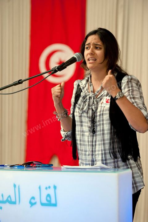 10 avril : Aya Khiari, jeune étudiante en droit de 22 ans et très active dans les associations pour la défense des droits de la femme, prend la parole au meeting pour soutenir et défendre l'établissement de la parité pour l'élection constituante du 24 juillet. Au palais des Congrès ce dimanche a été l'occasion d'une grande rencontre débat des memebres d'associations de la société civile au nom de l'initiative citoyenne pour une citoyenneté active. Une grande pétition a été lancée pour une initiative citoyenne : " La révolution pour la dignité et la liberté a affirmé la volonté de notre peuple d’exercer pleinement sa souveraineté, par l’édification d’un régime républicain et démocratique, enrupture avec la dictature et la corruption, et mettant fin à la déliquescence des institutions.Considérant que l’aspiration de notre peuple est d’édifier une société civile consacrant la culture de la citoyenneté et de la liberté, nous pensons que la conception d’une nouvelle Constitution nécessite un consensus national, dont les principes doivent s’inspirer de l’héritage de notre civilisation, des valeurs de la modernité et des acquis de notre peuple".  