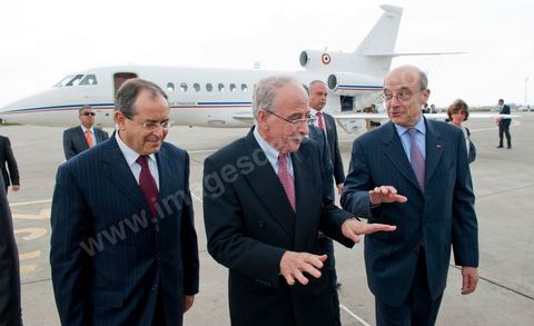 January 20, 2011: Upon arrival at the airport, Juppé was greeted by Mr. Mohamed Mouldi Kefi, his Tunisian counterpart, during the visit to Tunisia by Mr. Alain Juppé, French Minister of Foreign Affairs.