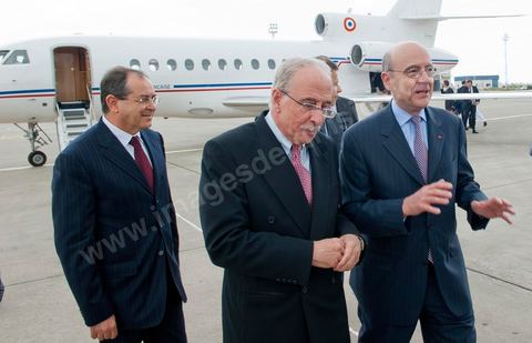 January 20, 2011: Upon arrival at the airport, Juppé was greeted by Mr. Mohamed Mouldi Kefi, his Tunisian counterpart, during the visit to Tunisia by Mr. Alain Juppé, French Minister of Foreign Affairs.