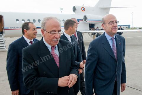 January 20, 2011: Upon arrival at the airport, Juppé was greeted by Mr. Mohamed Mouldi Kefi, his Tunisian counterpart, during the visit to Tunisia by Mr. Alain Juppé, French Minister of Foreign Affairs.