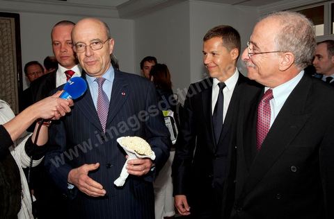 January 20, 2011: Upon arrival at the airport, Juppé was greeted by Mr. Mohamed Mouldi Kefi, his Tunisian counterpart, during the visit to Tunisia by Mr. Alain Juppé, French Minister of Foreign Affairs.