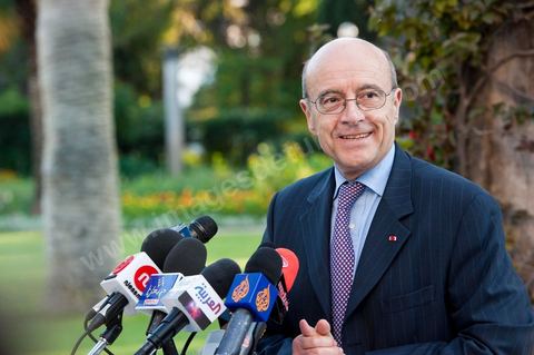 20 janvier 2011 : Dans les jardins de la Résidence de l'Ambassade de France, allocution devant la presse Tunisienne de Alain Juppé lors de la Visite de M. Alain Juppé, Ministre des Affraires Etrangères Français, en Tunisie.
