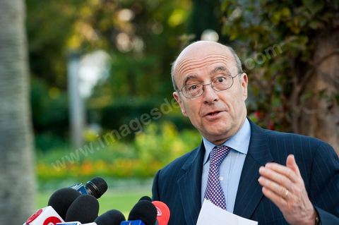20 janvier 2011 : Dans les jardins de la Résidence de l'Ambassade de France, allocution devant la presse Tunisienne de Alain Juppé lors de la Visite de M. Alain Juppé, Ministre des Affraires Etrangères Français, en Tunisie.