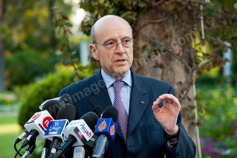 20 janvier 2011 : Dans les jardins de la Résidence de l'Ambassade de France, allocution devant la presse Tunisienne de Alain Juppé lors de la Visite de M. Alain Juppé, Ministre des Affraires Etrangères Français, en Tunisie.
