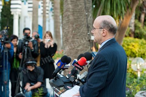 20 janvier 2011 : Dans les jardins de la Résidence de l'Ambassade de France, allocution devant la presse Tunisienne de Alain Juppé lors de la Visite de M. Alain Juppé, Ministre des Affraires Etrangères Français, en Tunisie.