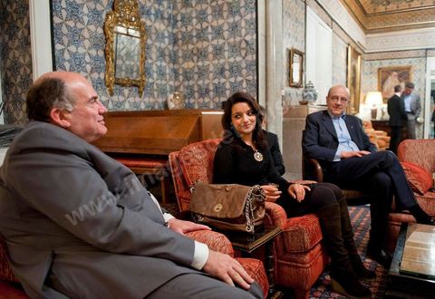 20 janvier 2011 : Dans les salons de la Résidence de l'Ambassade de France, Rencontre de Alain Juppé avec les bloggueurs de la révolution tunisienne lors de la Visite de M. Alain Juppé, Ministre des Affraires Etrangères Français, en Tunisie.