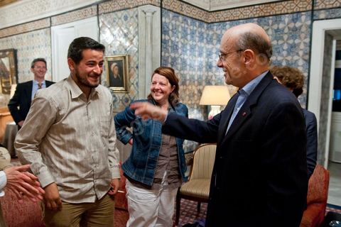 20 janvier 2011 : Dans les salons de la Résidence de l'Ambassade de France, Rencontre de Alain Juppé avec les bloggueurs de la révolution tunisienne lors de la Visite de M. Alain Juppé, Ministre des Affraires Etrangères Français, en Tunisie.