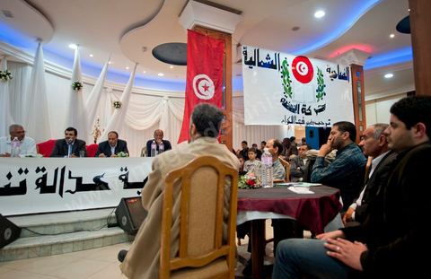 23 avril 2011 : Pendant l'intervention de Ali Lariedh au Meeting d'Ennahdha dans une salle des fêtes du Kram organisé par la section locale du Kram du parti. Meeting avec la présence et l'intervention de Ali Lariedh, Président du Bureau Executif du parti Ennahdha