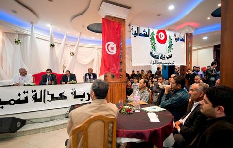 23 avril 2011 : Pendant l'intervention de Ali Lariedh au Meeting d'Ennahdha dans une salle des fêtes du Kram organisé par la section locale du Kram du parti. Meeting avec la présence et l'intervention de Ali Lariedh, Président du Bureau Executif du parti Ennahdha
