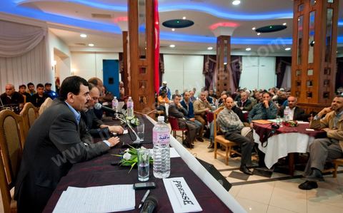 23 avril 2011 : Pendant l'intervention de Ali Lariedh au Meeting d'Ennahdha dans une salle des fêtes du Kram organisé par la section locale du Kram du parti. Meeting avec la présence et l'intervention de Ali Lariedh, Président du Bureau Executif du parti Ennahdha