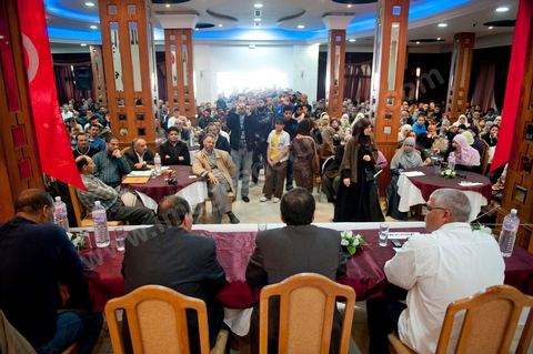 23 avril 2011 : Pendant l'intervention de Ali Lariedh au Meeting d'Ennahdha dans une salle des fêtes du Kram organisé par la section locale du Kram du parti. Meeting avec la présence et l'intervention de Ali Lariedh, Président du Bureau Executif du parti Ennahdha