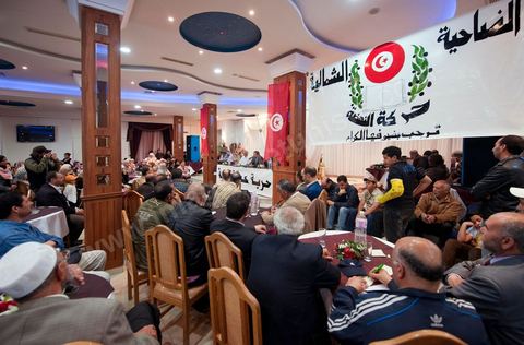 23 avril 2011 : Pendant l'intervention de Ali Lariedh au Meeting d'Ennahdha dans une salle des fêtes du Kram organisé par la section locale du Kram du parti. Meeting avec la présence et l'intervention de Ali Lariedh, Président du Bureau Executif du parti Ennahdha