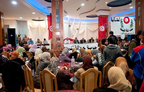 23 avril 2011 : Pendant l'intervention de Ali Lariedh au Meeting d'Ennahdha dans une salle des fêtes du Kram organisé par la section locale du Kram du parti. Meeting avec la présence et l'intervention de Ali Lariedh, Président du Bureau Executif du parti Ennahdha