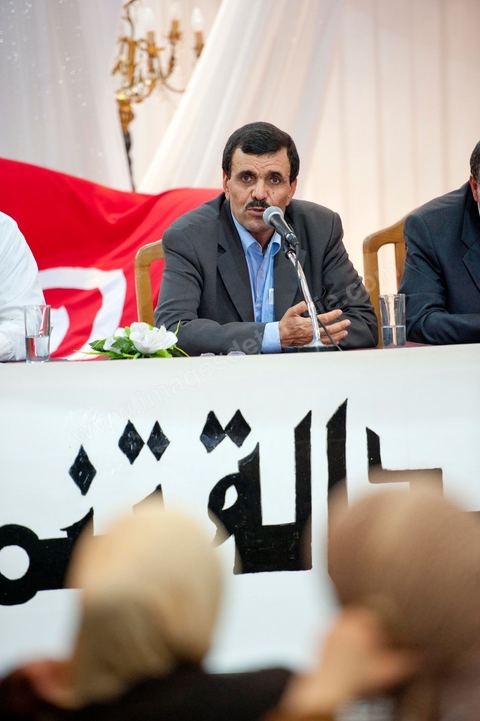 23 avril 2011 : Pendant l'intervention de Ali Lariedh au Meeting d'Ennahdha dans une salle des fêtes du Kram organisé par la section locale du Kram du parti. Meeting avec la présence et l'intervention de Ali Lariedh, Président du Bureau Executif du parti Ennahdha