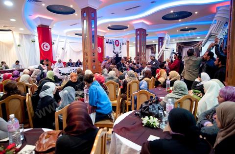 23 avril 2011 : Pendant l'intervention de Ali Lariedh au Meeting d'Ennahdha dans une salle des fêtes du Kram organisé par la section locale du Kram du parti. Meeting avec la présence et l'intervention de Ali Lariedh, Président du Bureau Executif du parti Ennahdha