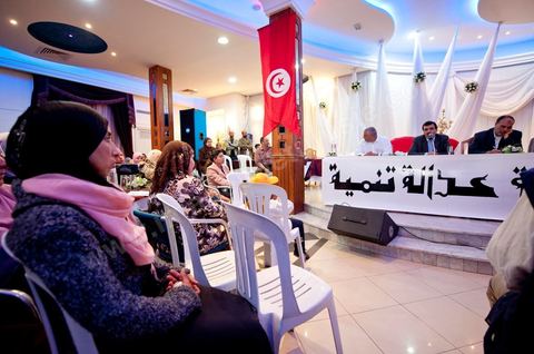 23 avril 2011 : Pendant l'intervention de Ali Lariedh au Meeting d'Ennahdha dans une salle des fêtes du Kram organisé par la section locale du Kram du parti. Meeting avec la présence et l'intervention de Ali Lariedh, Président du Bureau Executif du parti Ennahdha