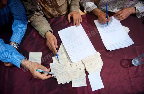 23 avril 2011 : durant le meeting les participants posent leurs questions sur des petits papiers qui sont résumés et transmis à Ali Lariedh qui a y répondre lors du Meeting d'Ennahdha dans une salle des fêtes du Kram organisé par la section locale du Kram du parti. Meeting avec la présence et l'intervention de Ali Lariedh, Président du Bureau Executif du parti Ennahdha
