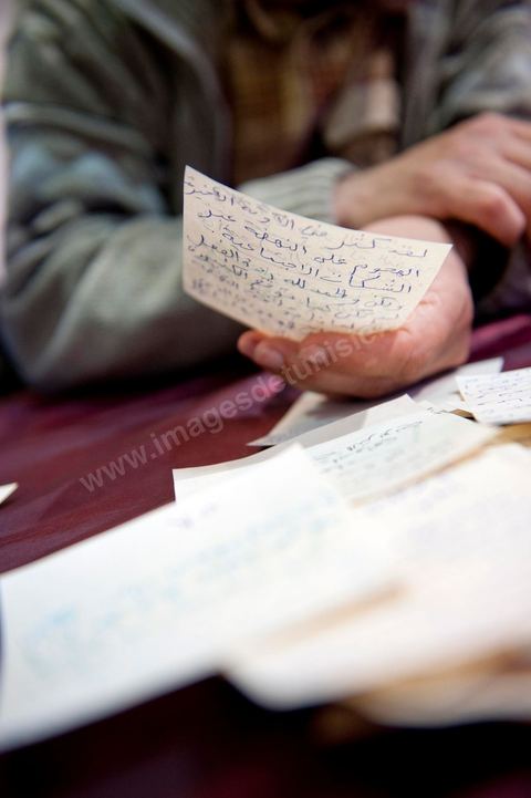 23 avril 2011 : durant le meeting les participants posent leurs questions sur des petits papiers qui sont résumés et transmis à Ali Lariedh qui a y répondre lors du Meeting d'Ennahdha dans une salle des fêtes du Kram organisé par la section locale du Kram du parti. Meeting avec la présence et l'intervention de Ali Lariedh, Président du Bureau Executif du parti Ennahdha