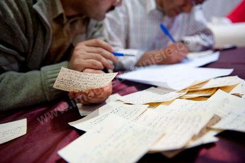 23 avril 2011 : durant le meeting les participants posent leurs questions sur des petits papiers qui sont résumés et transmis à Ali Lariedh qui a y répondre lors du Meeting d'Ennahdha dans une salle des fêtes du Kram organisé par la section locale du Kram du parti. Meeting avec la présence et l'intervention de Ali Lariedh, Président du Bureau Executif du parti Ennahdha
