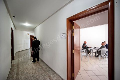 Au siège provisoire du parti Ennahdha dans la rédaction du jour hebdomadaire du parti. Le journal Al Fajr, hebdomadaire politique et organe officiel du parti islamiste Ennahdha, vient de regagner les kiosques, depuis le 9 avril 2011, après vingt ans de son éclipse forcé. Ce journal contient plusieurs rubriques dont l’actualité nationale, régionale, économique ainsi d’autres qui touchent les domaines des femmes, des jeunes, du sport, du cinéma, et de la culture. Rappelons que journal Al Fajr est orchestré par Rached Ghannouchi en personne. Al Fajr est offert aux lecteurs dans une publication de 24 pages avec un prix de vente fixé à 600 millimes.