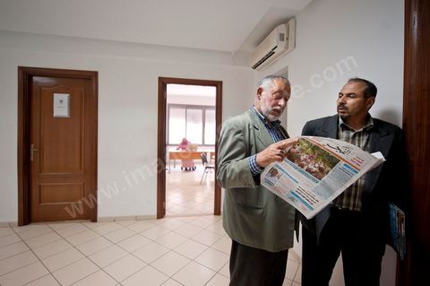 Au siège provisoire du parti Ennahdha dans la rédaction du jour hebdomadaire du parti. Le journal Al Fajr, hebdomadaire politique et organe officiel du parti islamiste Ennahdha, vient de regagner les kiosques, depuis le 9 avril 2011, après vingt ans de son éclipse forcé. Ce journal contient plusieurs rubriques dont l’actualité nationale, régionale, économique ainsi d’autres qui touchent les domaines des femmes, des jeunes, du sport, du cinéma, et de la culture. Rappelons que journal Al Fajr est orchestré par Rached Ghannouchi en personne. Al Fajr est offert aux lecteurs dans une publication de 24 pages avec un prix de vente fixé à 600 millimes.