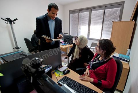 Au siège provisoire du parti Ennahdha dans la rédaction du jour hebdomadaire du parti. Le journal Al Fajr, hebdomadaire politique et organe officiel du parti islamiste Ennahdha, vient de regagner les kiosques, depuis le 9 avril 2011, après vingt ans de son éclipse forcé. Ce journal contient plusieurs rubriques dont l’actualité nationale, régionale, économique ainsi d’autres qui touchent les domaines des femmes, des jeunes, du sport, du cinéma, et de la culture. Rappelons que journal Al Fajr est orchestré par Rached Ghannouchi en personne. Al Fajr est offert aux lecteurs dans une publication de 24 pages avec un prix de vente fixé à 600 millimes.
