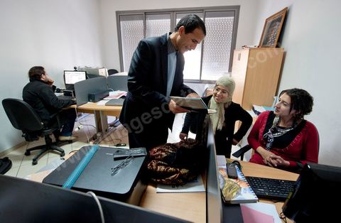 Au siège provisoire du parti Ennahdha dans la rédaction du jour hebdomadaire du parti. Le journal Al Fajr, hebdomadaire politique et organe officiel du parti islamiste Ennahdha, vient de regagner les kiosques, depuis le 9 avril 2011, après vingt ans de son éclipse forcé. Ce journal contient plusieurs rubriques dont l’actualité nationale, régionale, économique ainsi d’autres qui touchent les domaines des femmes, des jeunes, du sport, du cinéma, et de la culture. Rappelons que journal Al Fajr est orchestré par Rached Ghannouchi en personne. Al Fajr est offert aux lecteurs dans une publication de 24 pages avec un prix de vente fixé à 600 millimes.