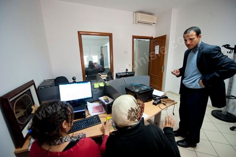 Au siège provisoire du parti Ennahdha dans la rédaction du jour hebdomadaire du parti. Le journal Al Fajr, hebdomadaire politique et organe officiel du parti islamiste Ennahdha, vient de regagner les kiosques, depuis le 9 avril 2011, après vingt ans de son éclipse forcé. Ce journal contient plusieurs rubriques dont l’actualité nationale, régionale, économique ainsi d’autres qui touchent les domaines des femmes, des jeunes, du sport, du cinéma, et de la culture. Rappelons que journal Al Fajr est orchestré par Rached Ghannouchi en personne. Al Fajr est offert aux lecteurs dans une publication de 24 pages avec un prix de vente fixé à 600 millimes.
