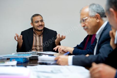 Comité de rédaction du journal du parti sous la direction de son directeur Sahbi ATIG avec les rédacteurs en chef de rubriques. Debrief du numéro 3. Au siège provisoire du parti Ennahdha dans la rédaction du jour hebdomadaire du parti. Le journal Al Fajr, hebdomadaire politique et organe officiel du parti islamiste Ennahdha, vient de regagner les kiosques, depuis le 9 avril 2011, après vingt ans de son éclipse forcé. Ce journal contient plusieurs rubriques dont l’actualité nationale, régionale, économique ainsi d’autres qui touchent les domaines des femmes, des jeunes, du sport, du cinéma, et de la culture. Rappelons que journal Al Fajr est orchestré par Rached Ghannouchi en personne. Al Fajr est offert aux lecteurs dans une publication de 24 pages avec un prix de vente fixé à 600 millimes.