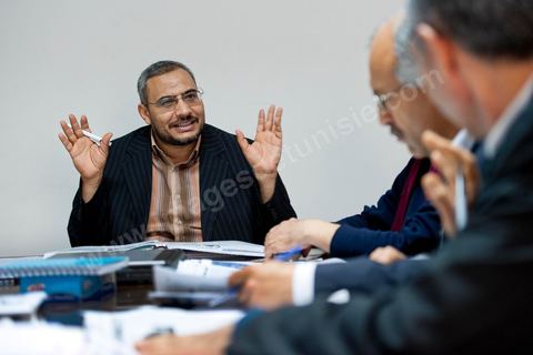 Comité de rédaction du journal du parti sous la direction de son directeur Sahbi ATIG avec les rédacteurs en chef de rubriques. Debrief du numéro 3. Au siège provisoire du parti Ennahdha dans la rédaction du jour hebdomadaire du parti. Le journal Al Fajr, hebdomadaire politique et organe officiel du parti islamiste Ennahdha, vient de regagner les kiosques, depuis le 9 avril 2011, après vingt ans de son éclipse forcé. Ce journal contient plusieurs rubriques dont l’actualité nationale, régionale, économique ainsi d’autres qui touchent les domaines des femmes, des jeunes, du sport, du cinéma, et de la culture. Rappelons que journal Al Fajr est orchestré par Rached Ghannouchi en personne. Al Fajr est offert aux lecteurs dans une publication de 24 pages avec un prix de vente fixé à 600 millimes.
