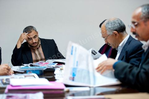 Comité de rédaction du journal du parti sous la direction de son directeur Sahbi ATIG avec les rédacteurs en chef de rubriques. Debrief du numéro 3. Au siège provisoire du parti Ennahdha dans la rédaction du jour hebdomadaire du parti. Le journal Al Fajr, hebdomadaire politique et organe officiel du parti islamiste Ennahdha, vient de regagner les kiosques, depuis le 9 avril 2011, après vingt ans de son éclipse forcé. Ce journal contient plusieurs rubriques dont l’actualité nationale, régionale, économique ainsi d’autres qui touchent les domaines des femmes, des jeunes, du sport, du cinéma, et de la culture. Rappelons que journal Al Fajr est orchestré par Rached Ghannouchi en personne. Al Fajr est offert aux lecteurs dans une publication de 24 pages avec un prix de vente fixé à 600 millimes.