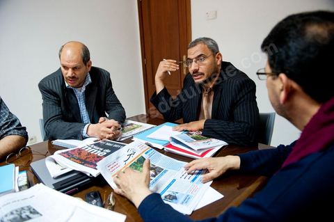 Comité de rédaction du journal du parti sous la direction de son directeur Sahbi ATIG avec les rédacteurs en chef de rubriques. Debrief du numéro 3. Au siège provisoire du parti Ennahdha dans la rédaction du jour hebdomadaire du parti. Le journal Al Fajr, hebdomadaire politique et organe officiel du parti islamiste Ennahdha, vient de regagner les kiosques, depuis le 9 avril 2011, après vingt ans de son éclipse forcé. Ce journal contient plusieurs rubriques dont l’actualité nationale, régionale, économique ainsi d’autres qui touchent les domaines des femmes, des jeunes, du sport, du cinéma, et de la culture. Rappelons que journal Al Fajr est orchestré par Rached Ghannouchi en personne. Al Fajr est offert aux lecteurs dans une publication de 24 pages avec un prix de vente fixé à 600 millimes.