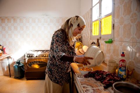 May 18, 2011: Meeting in Meknassy at her parents’ home with Fadia Hamdi, the municipal police officer who confiscated Mohamed Bouazizi’s fruits, vegetables, and scale on December 17, 2010, and who was imprisoned for four months on charges of slapping Mohamed Bouazizi; She went on a one-month hunger strike in prison before being acquitted and released on April 17, 2011.