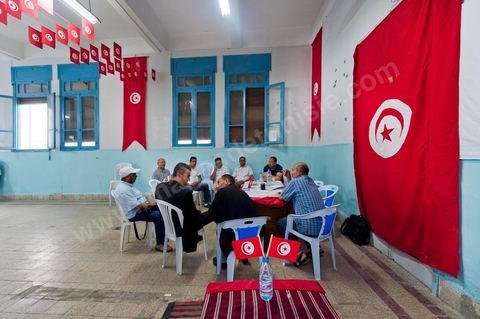 Dans l'ancien siège du RCD, ex parti de Ben Ali, cellule de Hammam Lif, réunion du comité de la protection de la Révolution tenu majoritairement par des membres du parti Ennahdha