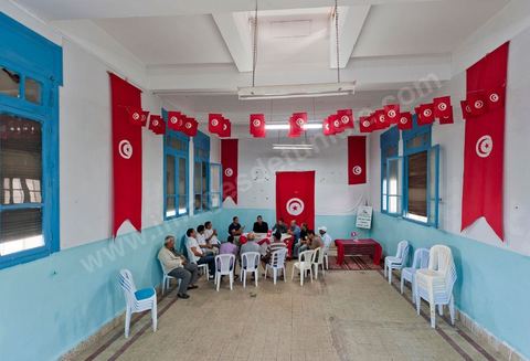 Dans l'ancien siège du RCD, ex parti de Ben Ali, cellule de Hammam Lif, réunion du comité de la protection de la Révolution tenu majoritairement par des membres du parti Ennahdha