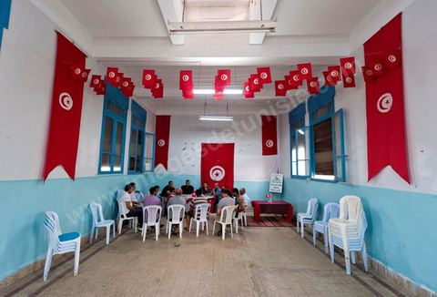Dans l'ancien siège du RCD, ex parti de Ben Ali, cellule de Hammam Lif, réunion du comité de la protection de la Révolution tenu majoritairement par des membres du parti Ennahdha