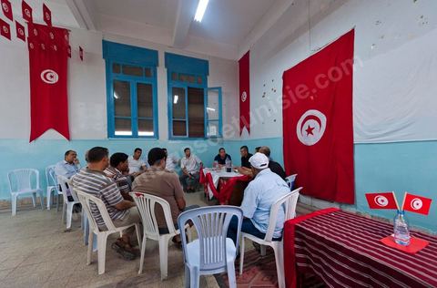 Dans l'ancien siège du RCD, ex parti de Ben Ali, cellule de Hammam Lif, réunion du comité de la protection de la Révolution tenu majoritairement par des membres du parti Ennahdha